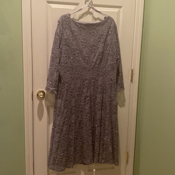 Jessica Howard formal wear, size 24 w, has a shimmer/sparkle in the fabric - Picture 6 of 6